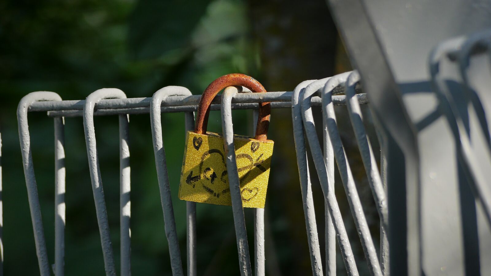 Panasonic Lumix DMC-GH3 sample photo. Outdoors, hanging, steel photography