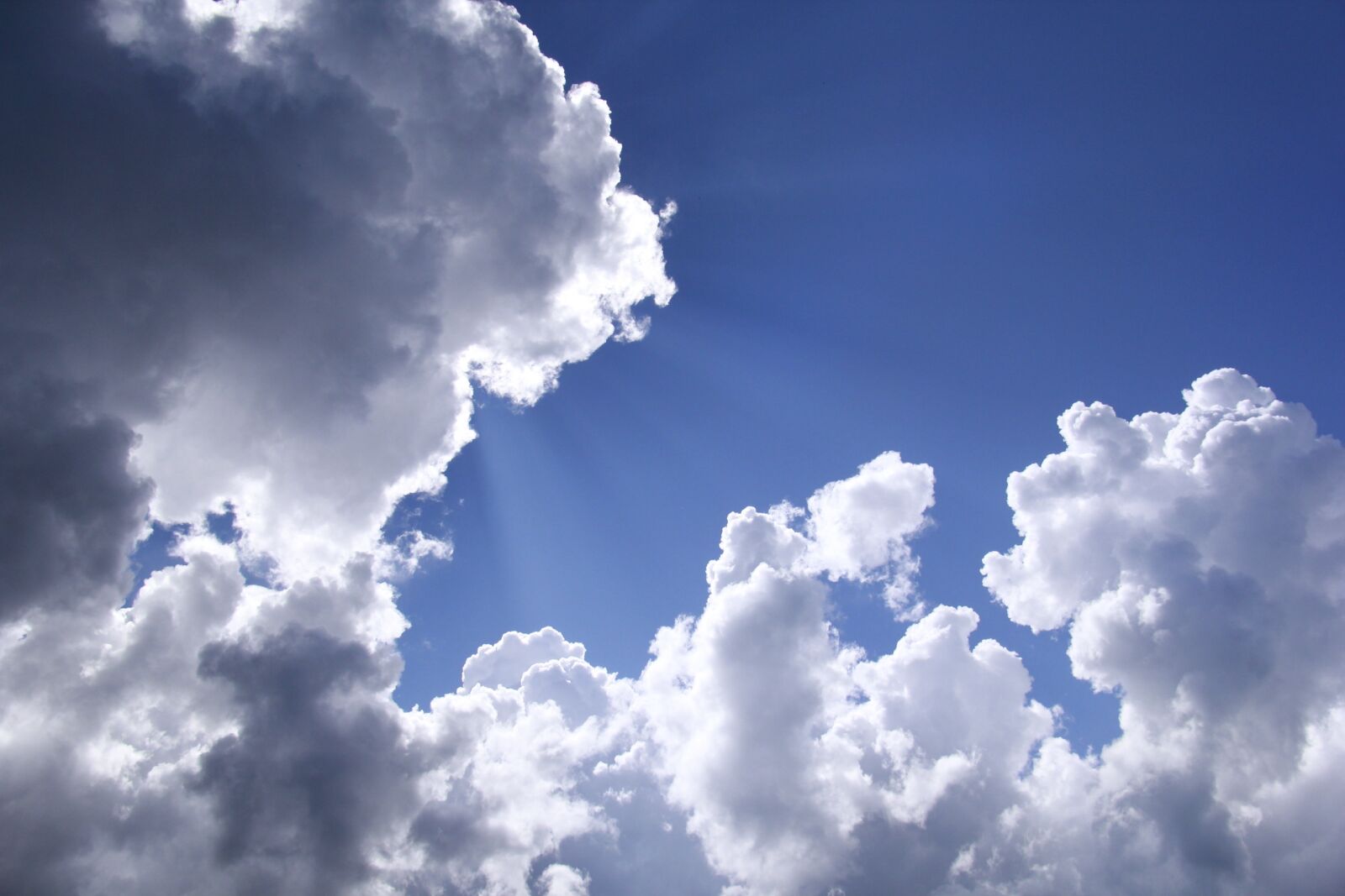 Canon EF-S 18-200mm F3.5-5.6 IS sample photo. White cloud, sky, beautiful photography