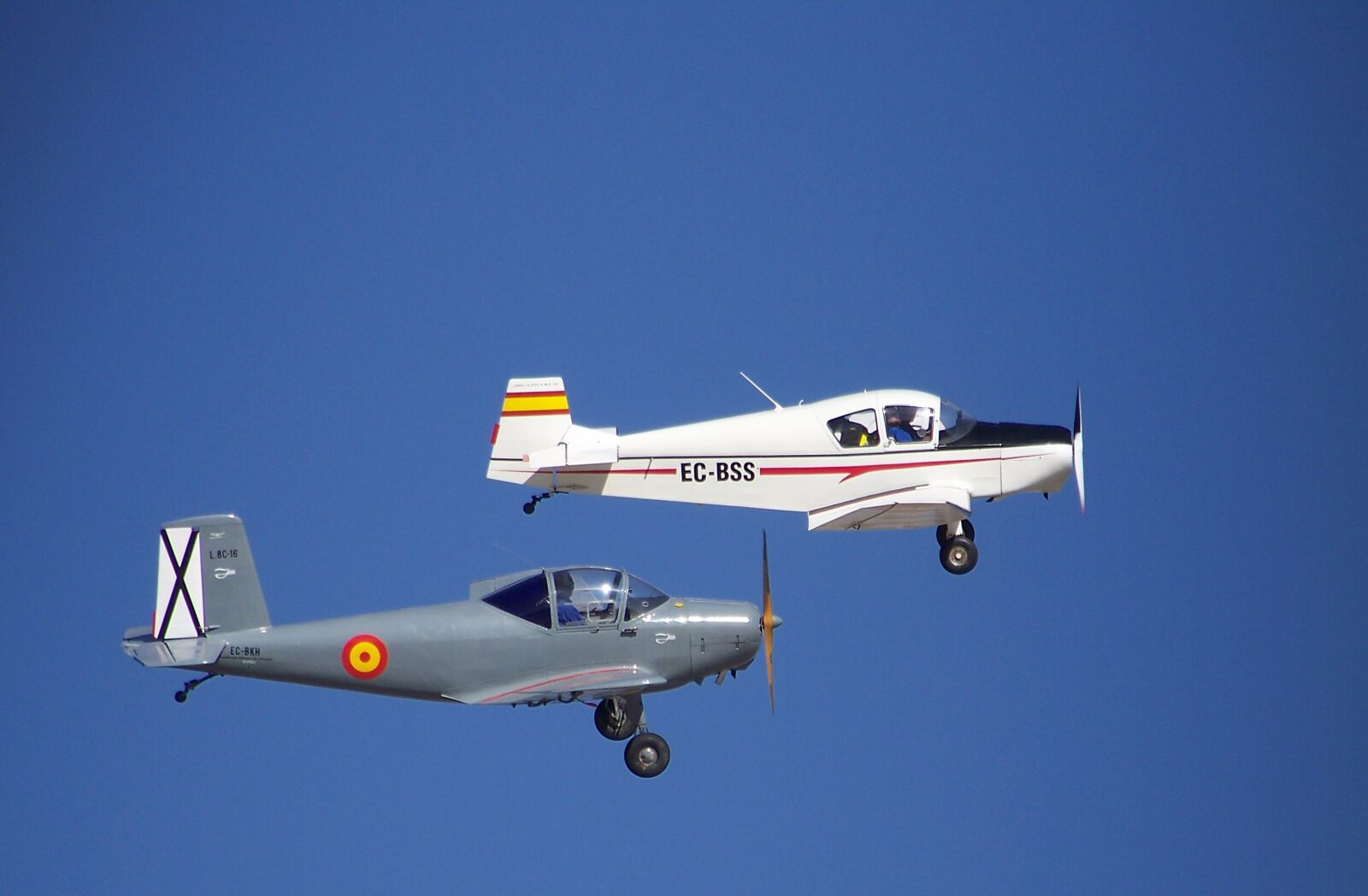 Kodak Z712 IS ZOOM DIGITAL CAMERA sample photo. Planes, aircraft, flying photography