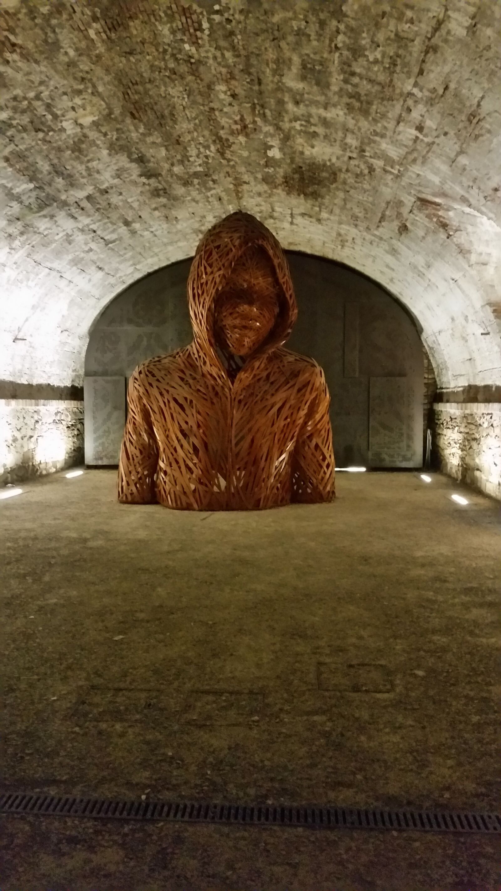 Samsung Galaxy S5 sample photo. Sculpture, under the city photography