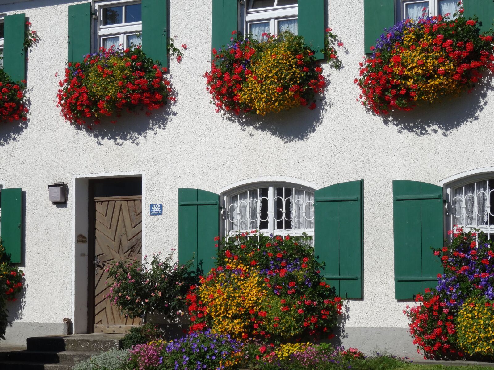 Sony Cyber-shot DSC-HX50V sample photo. House, facade, floral decorations photography