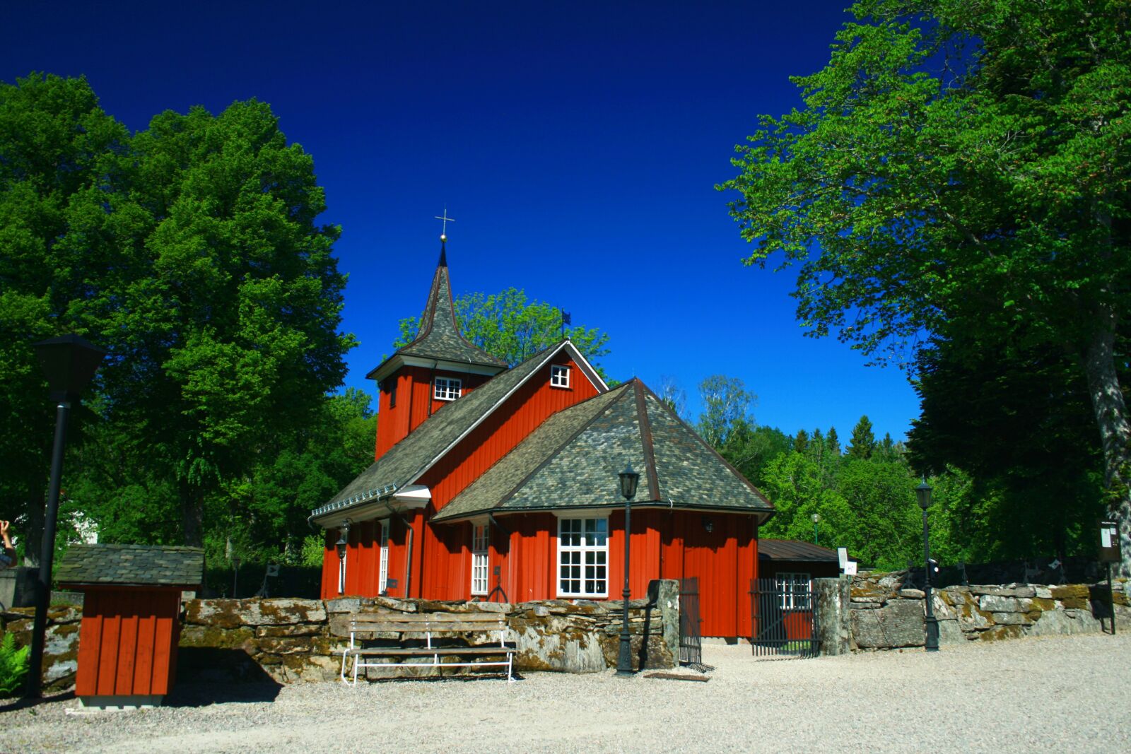 Canon EOS 400D (EOS Digital Rebel XTi / EOS Kiss Digital X) sample photo. Sweden, wooden church, sunny photography