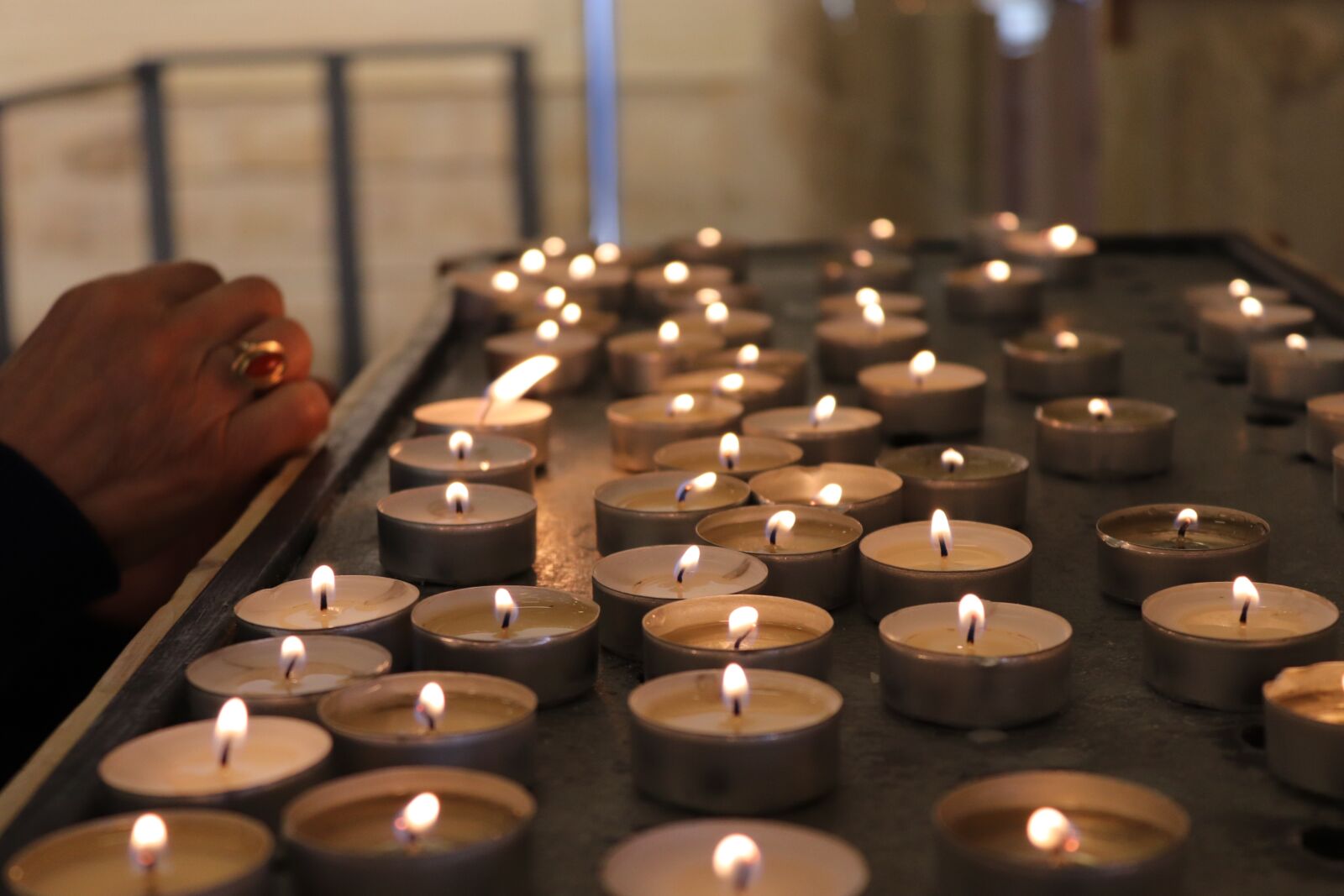 Canon EOS 200D (EOS Rebel SL2 / EOS Kiss X9) sample photo. Candles, church, prayer photography