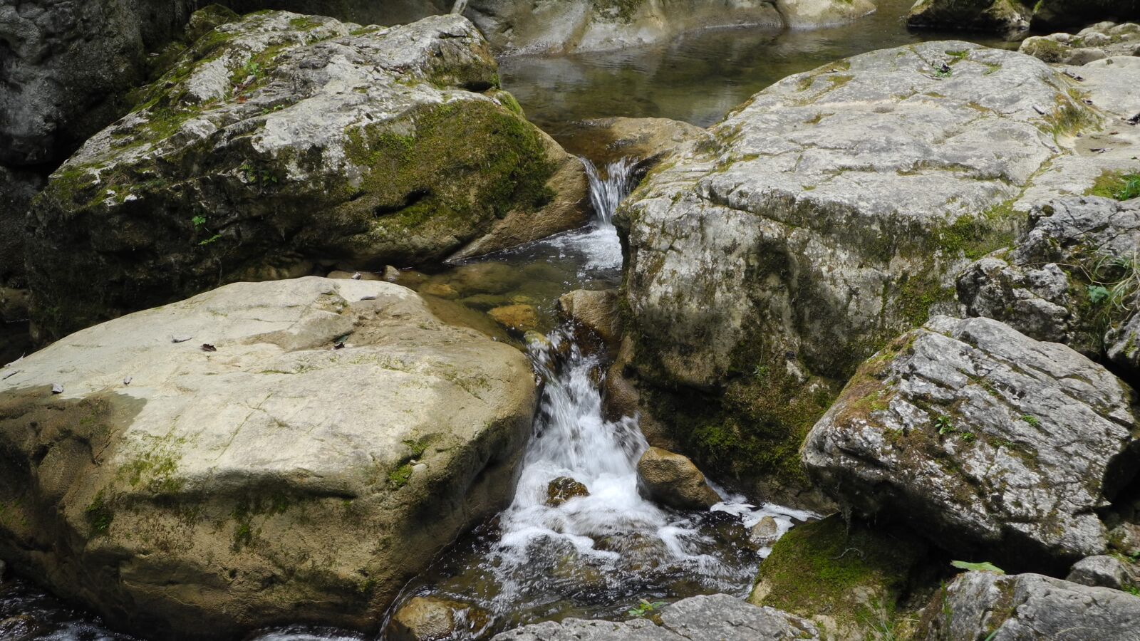 Nikon Coolpix P7000 sample photo. Waterfall, stones, water photography