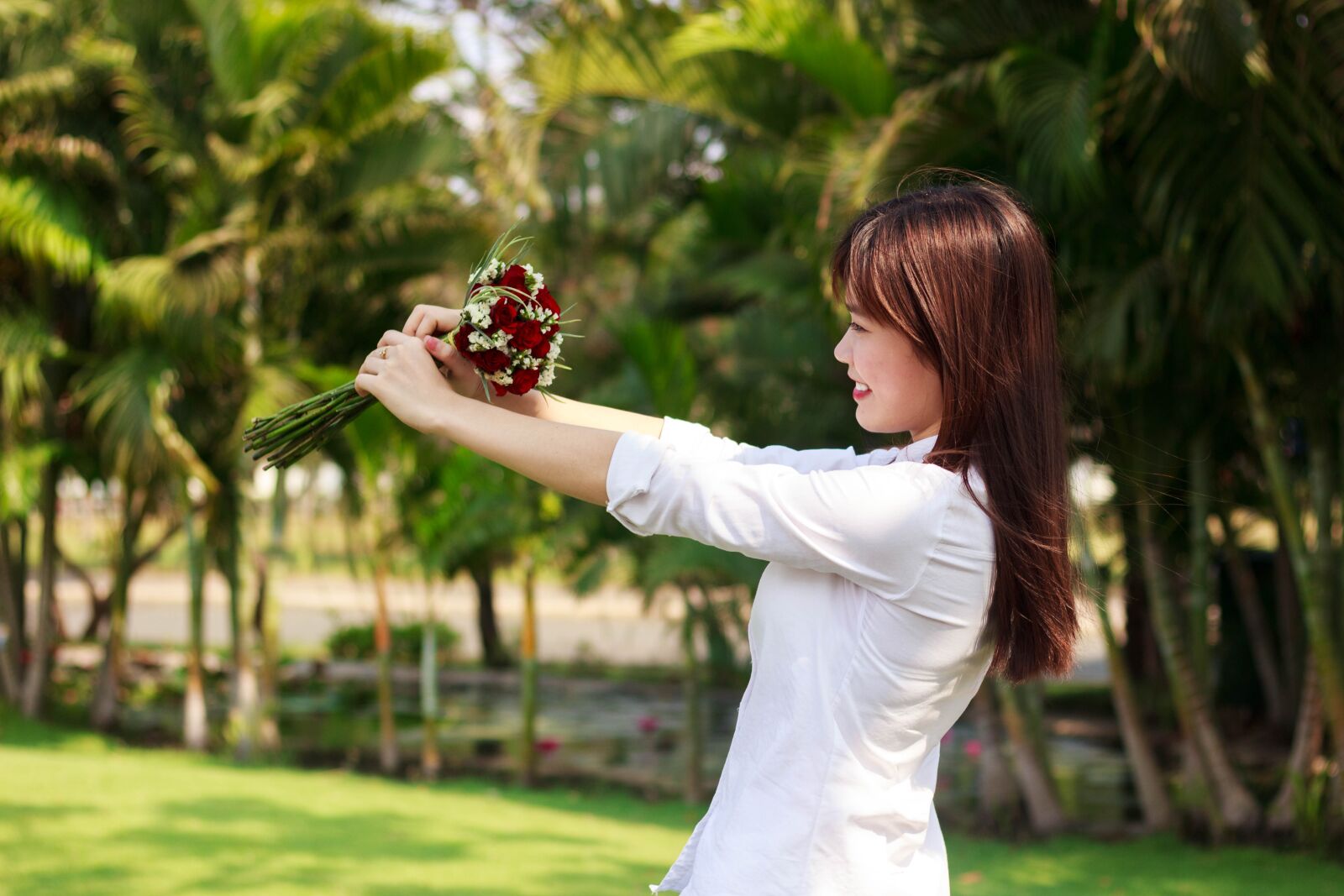 Canon EOS 600D (Rebel EOS T3i / EOS Kiss X5) + Canon EF 50mm F1.8 STM sample photo. Girl, flower, female photography