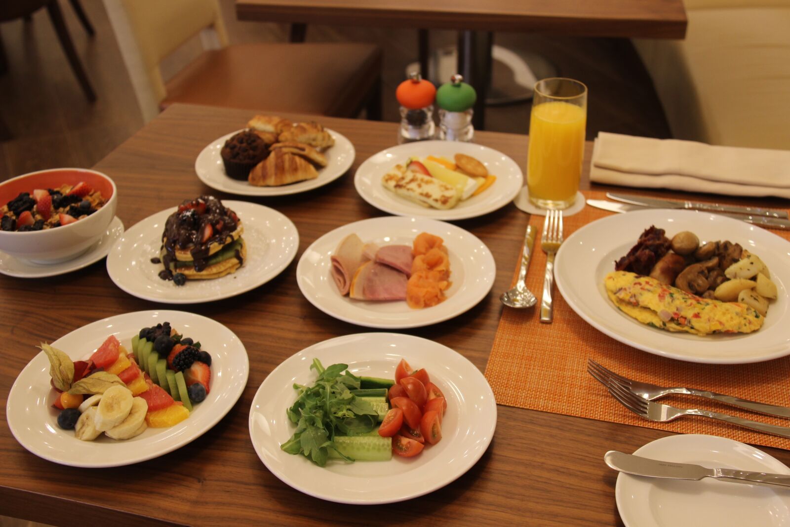 Canon EF-S 18-200mm F3.5-5.6 IS sample photo. Breakfast, hotel, oriental photography
