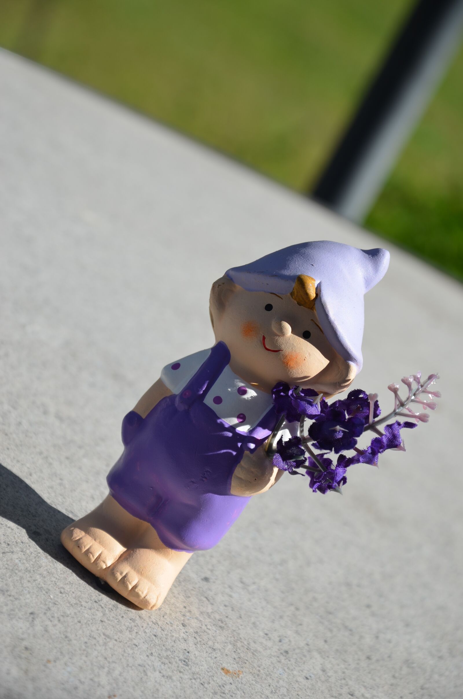 Nikon D5100 sample photo. Garden gnome, violet, pants photography