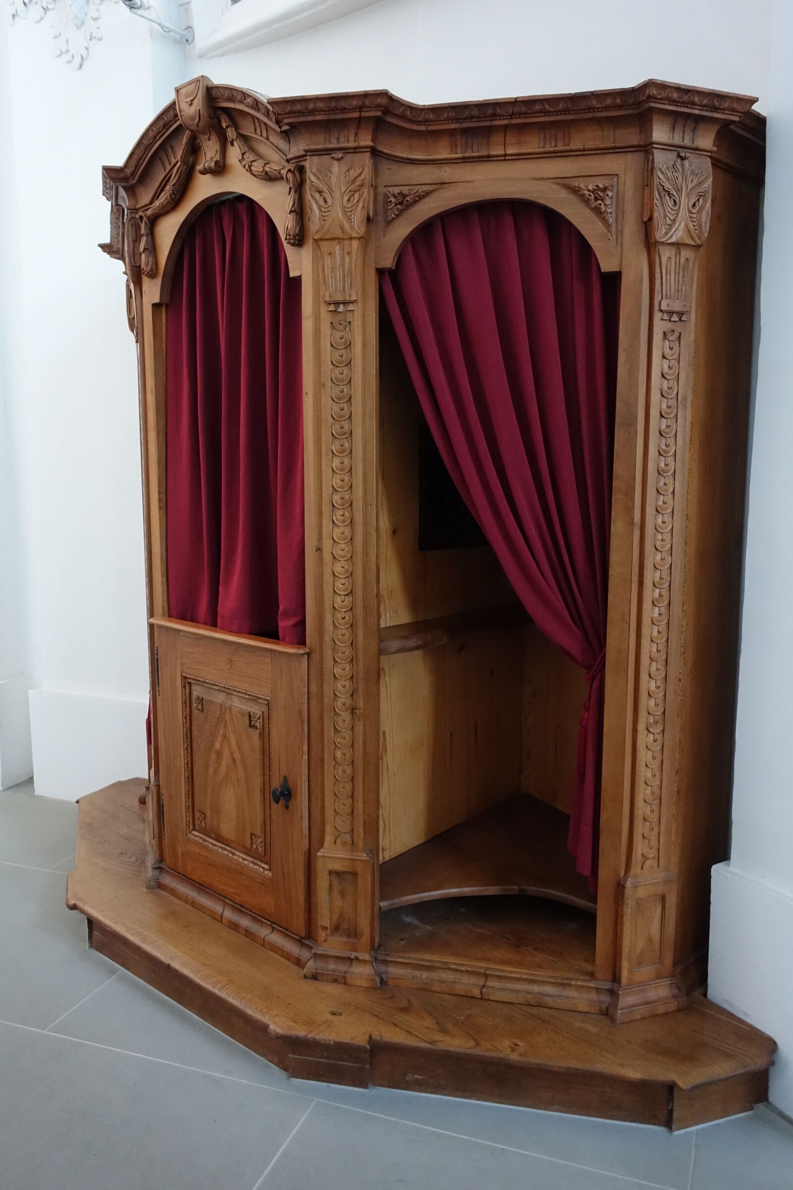 Sony Cyber-shot DSC-RX100 IV sample photo. Confessional, catholic, catholic church photography