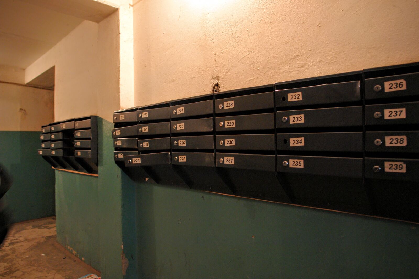 Sony DSC-R1 sample photo. Mailbox, house, post photography