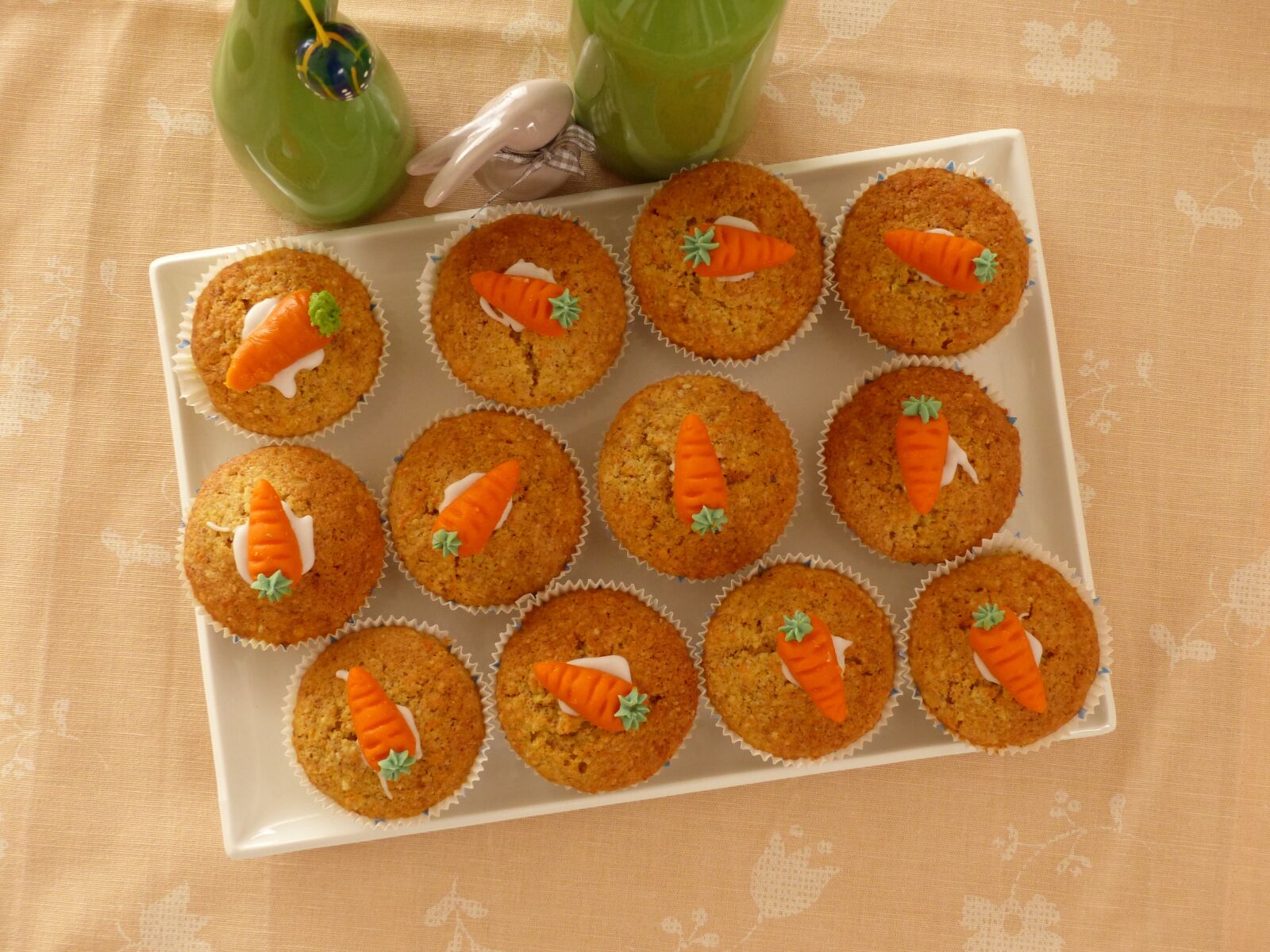 Panasonic Lumix DMC-FZ200 sample photo. Muffins, easter, bake photography