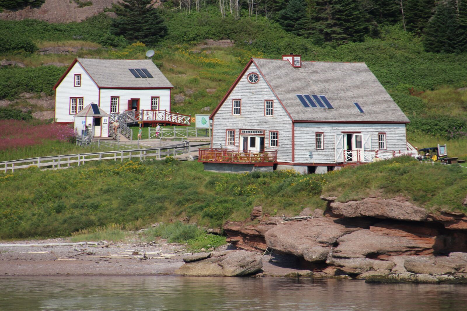 Canon EOS 700D (EOS Rebel T5i / EOS Kiss X7i) sample photo. House, body of water photography