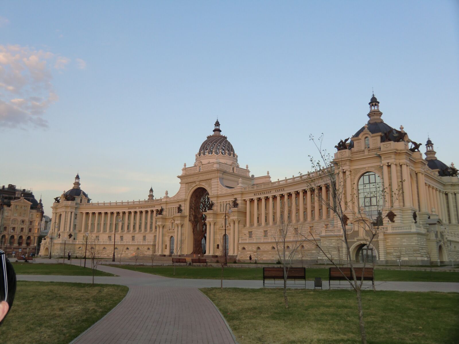 CASIO EX-H15 sample photo. The palace of farmers photography