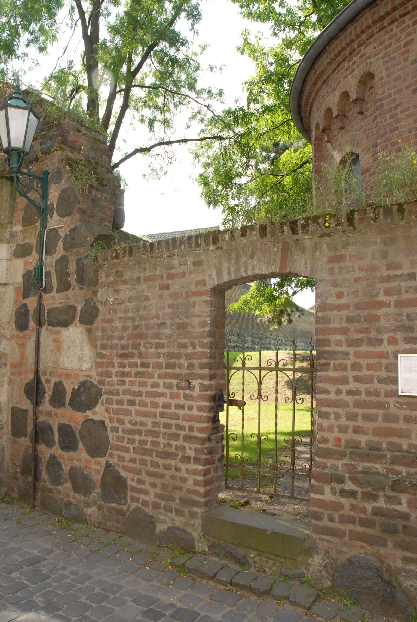 Nikon D200 sample photo. Zons, historic center, wall photography