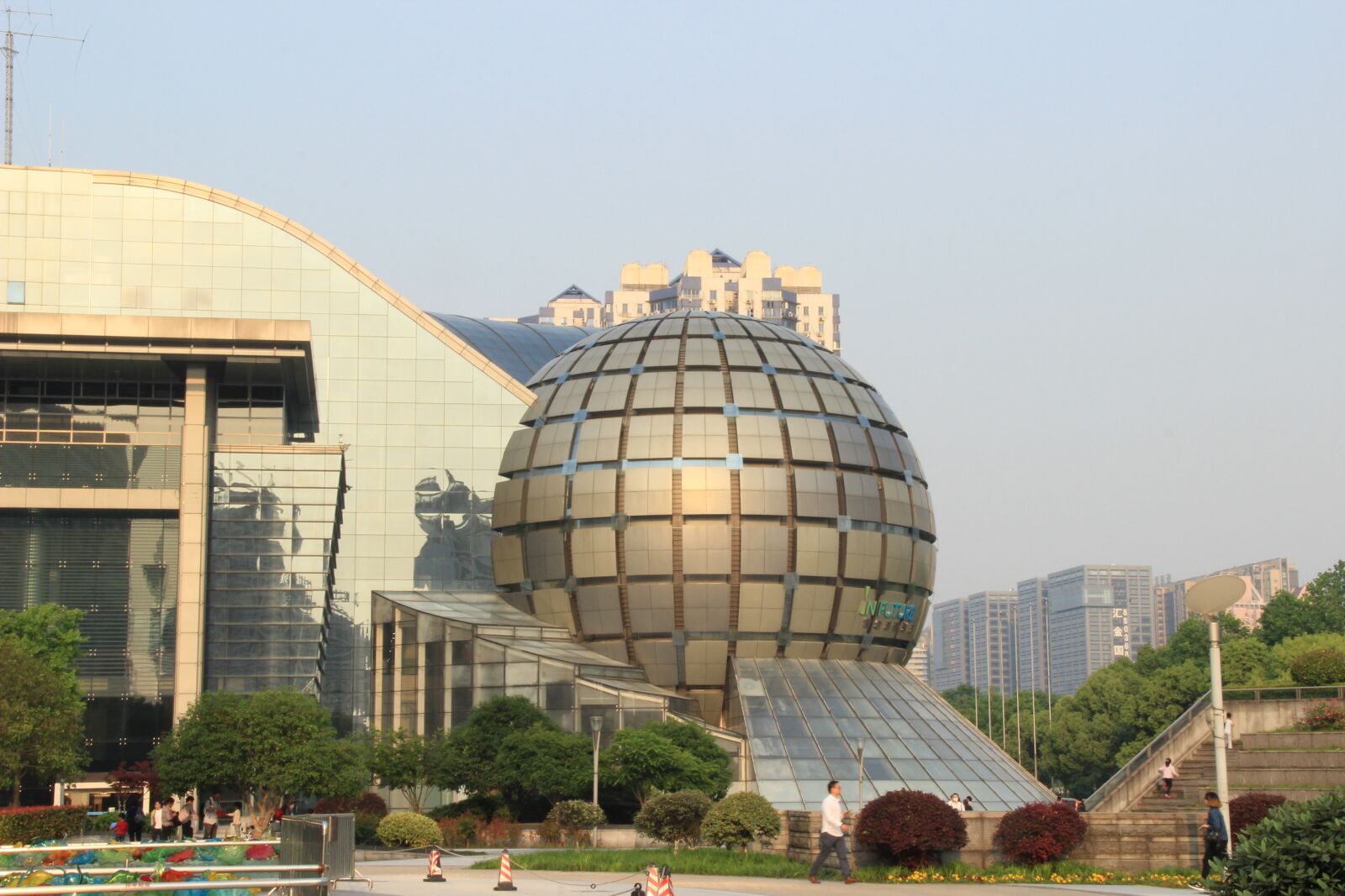 Canon EF-S 18-135mm F3.5-5.6 IS sample photo. Hangzhou, building, square photography