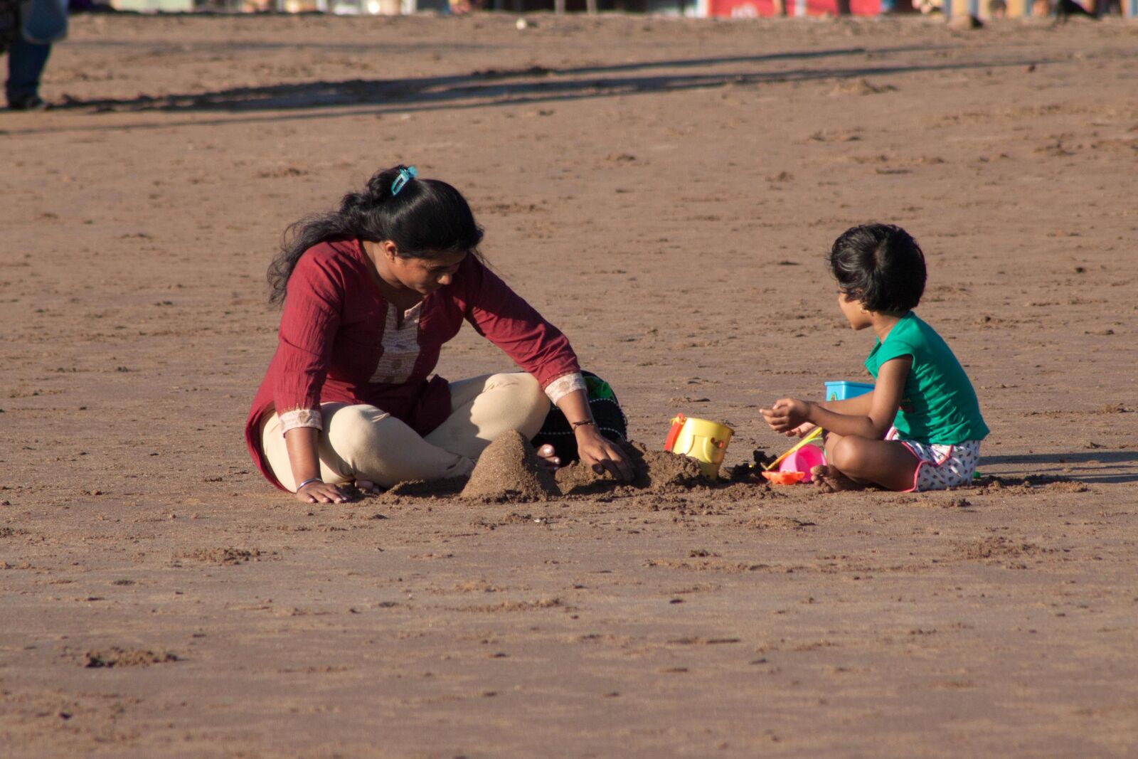 Canon EOS 500D (EOS Rebel T1i / EOS Kiss X3) sample photo. Mother, child, beach, sand photography