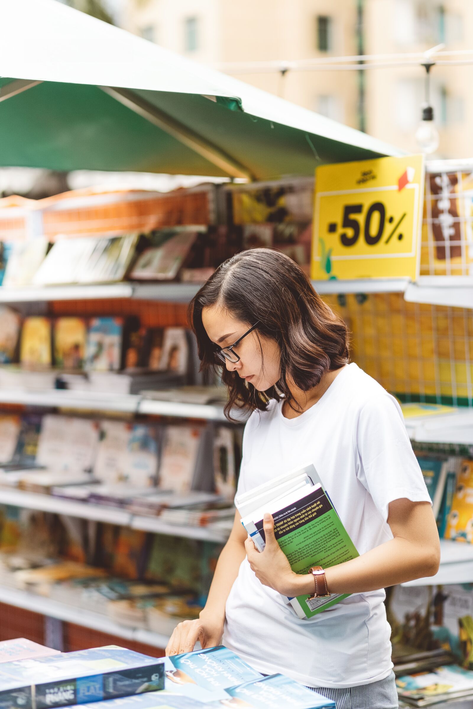Canon EF 85mm F1.8 USM sample photo. Girl, reading, students photography