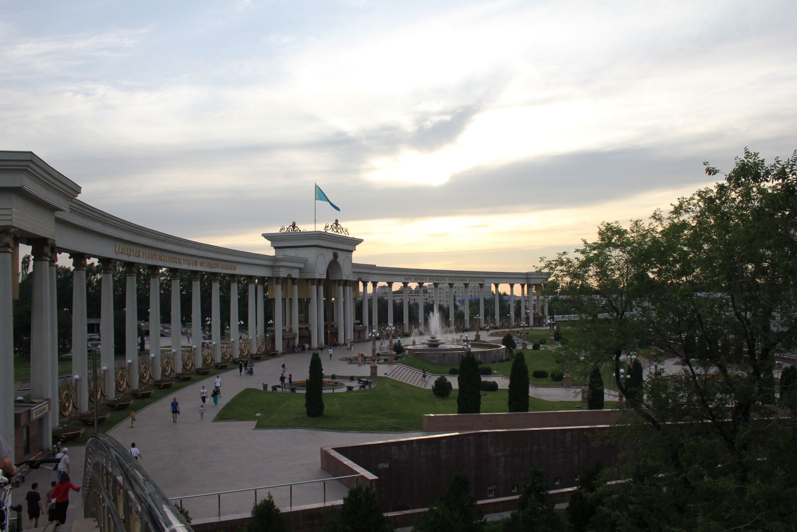 Canon EOS 550D (EOS Rebel T2i / EOS Kiss X4) sample photo. Sunset, almaty, park photography