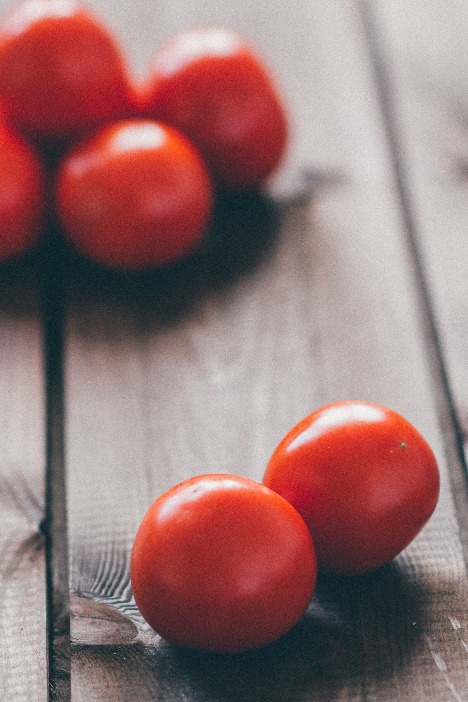 Nikon AF-S Nikkor 85mm F1.8G sample photo. Tomatoes, vegetables, table, cherry photography