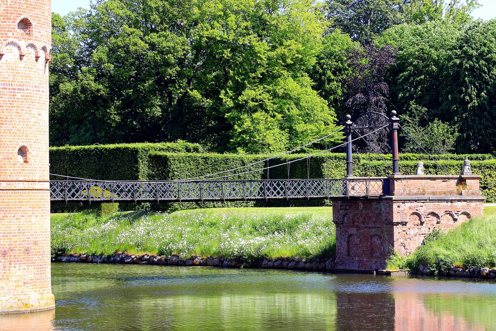 Canon EOS 550D (EOS Rebel T2i / EOS Kiss X4) sample photo. Egeskov, water, castle photography