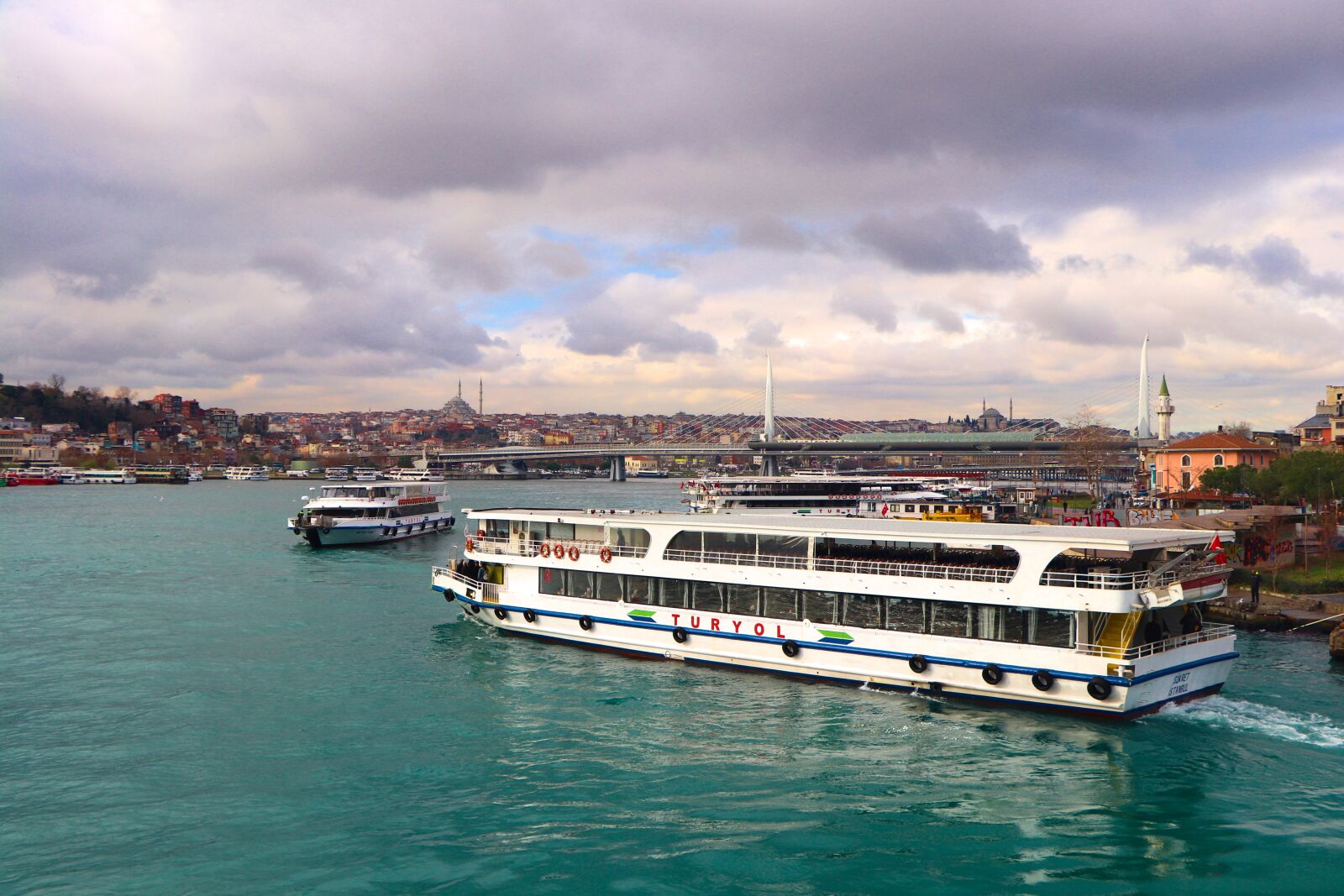 Canon EOS 77D (EOS 9000D / EOS 770D) + Canon EF-S 18-135mm F3.5-5.6 IS STM sample photo. Istanbul, turkey, ship photography