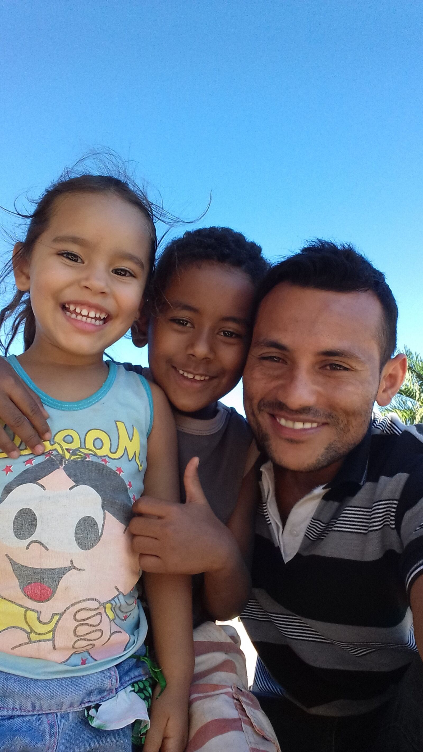 Samsung Galaxy Grand Prime sample photo. Três, pai, criancas photography
