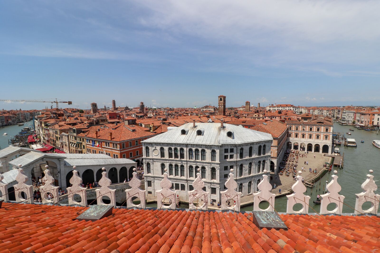 Canon EOS 200D (EOS Rebel SL2 / EOS Kiss X9) sample photo. Venice, roofs, channel photography