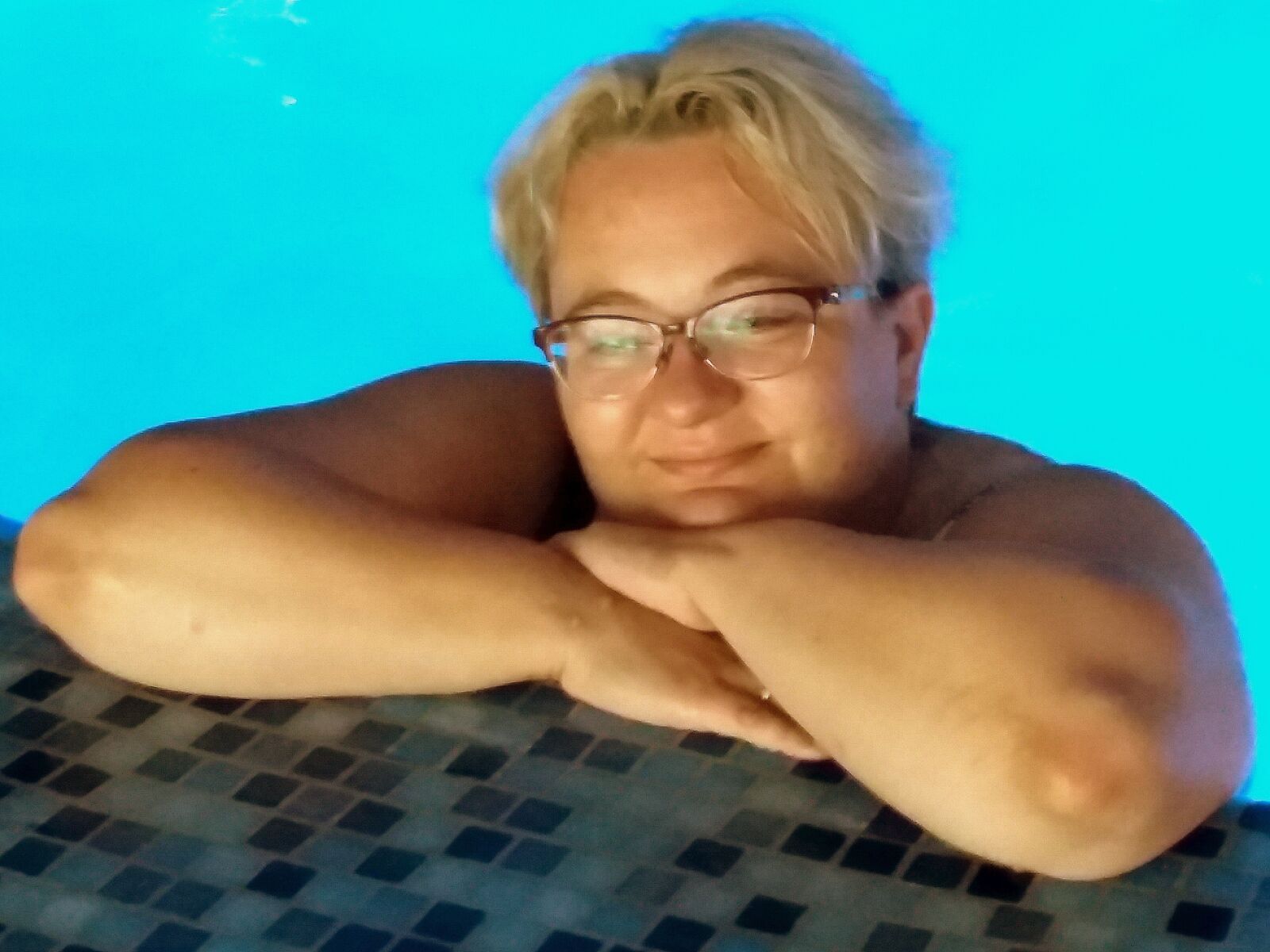 Samsung Galaxy J5(2016) sample photo. Woman, pool, bath photography