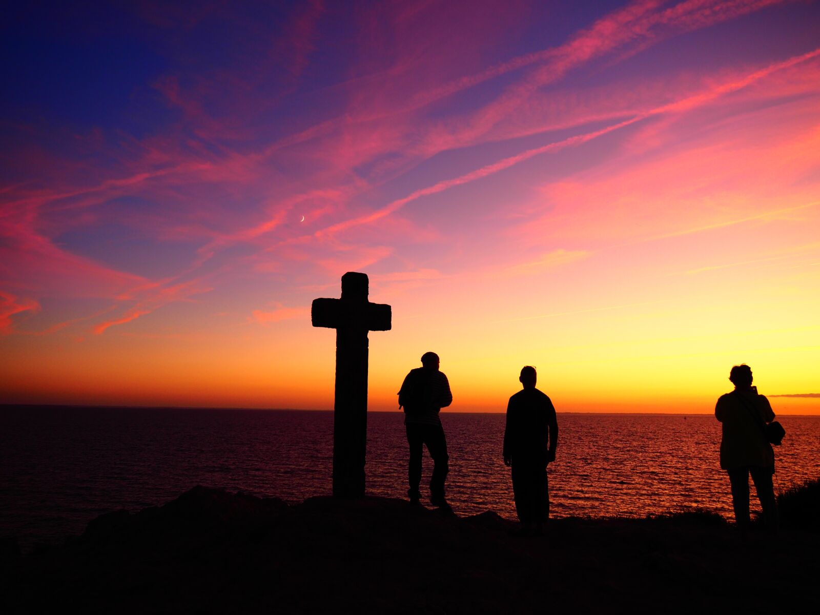 Olympus OM-D E-M5 II sample photo. Cross, evening, morning photography