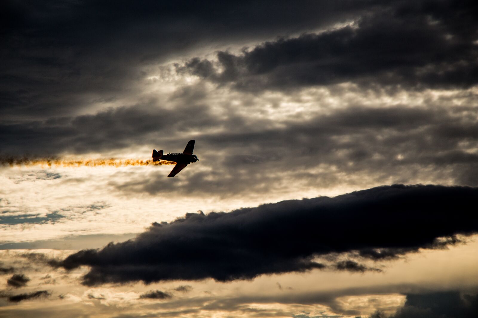 Canon EOS 700D (EOS Rebel T5i / EOS Kiss X7i) sample photo. Sunset, silhouette, airplane photography