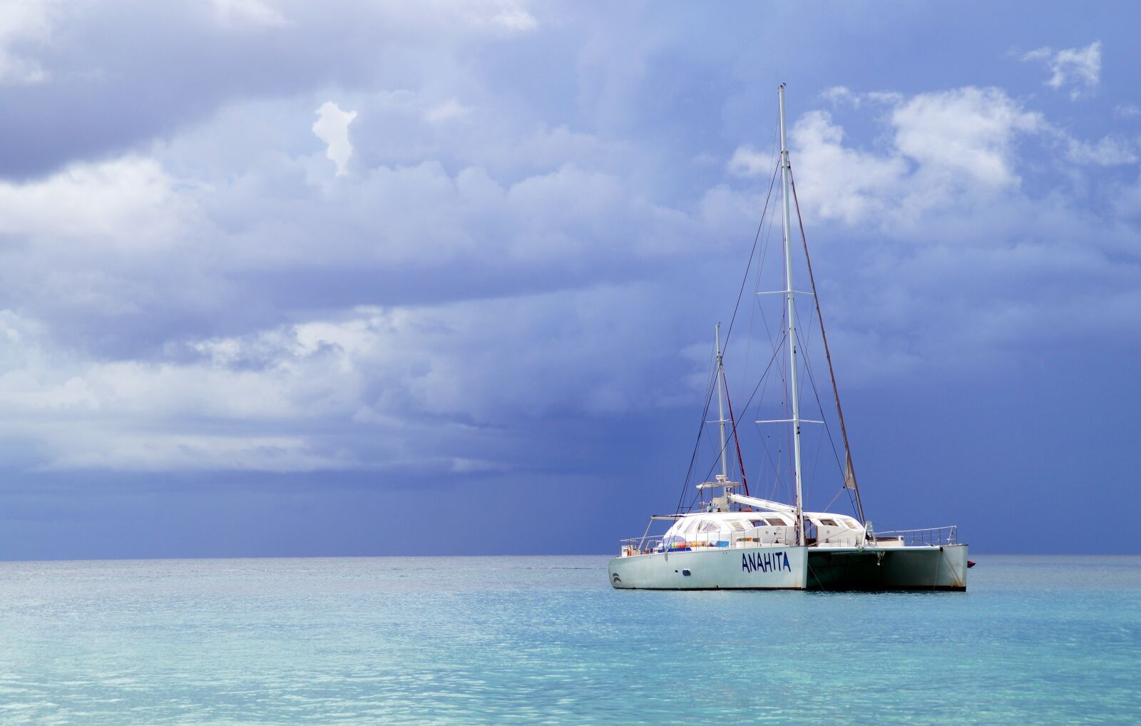 Sony DT 18-200mm F3.5-6.3 sample photo. Boat, sea, holiday photography
