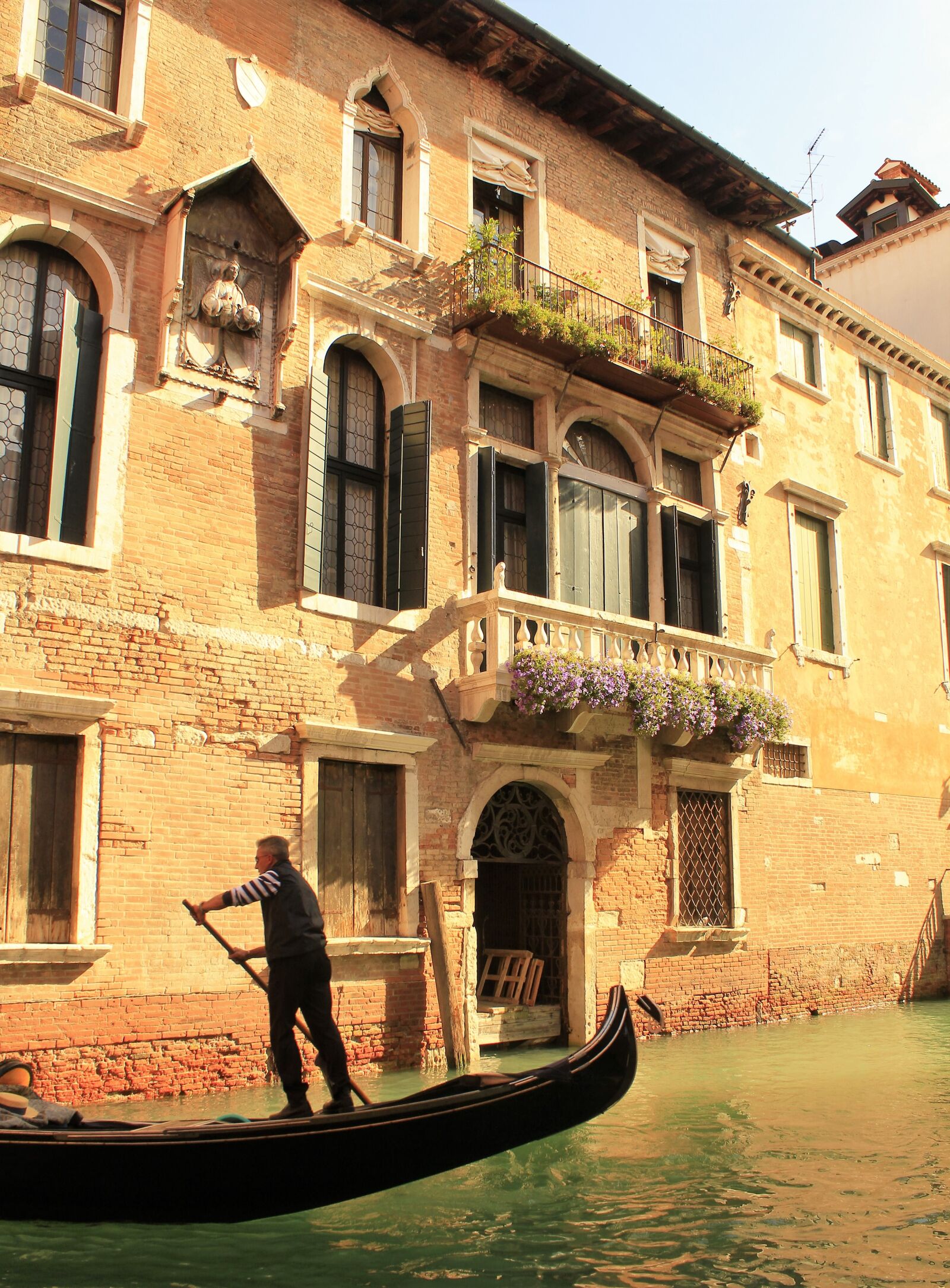 Canon EOS 550D (EOS Rebel T2i / EOS Kiss X4) sample photo. Channel, gondola, crossing photography