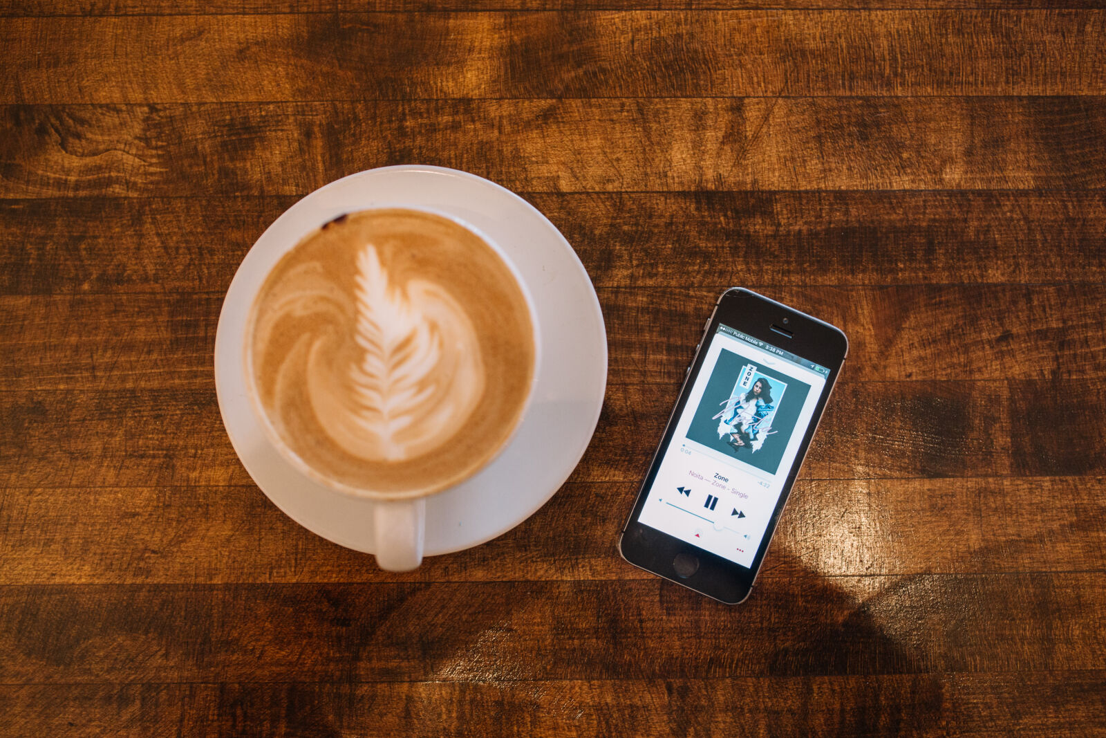 Sigma 35mm F1.4 DG HSM Art sample photo. Apple, music, artist, coffee photography