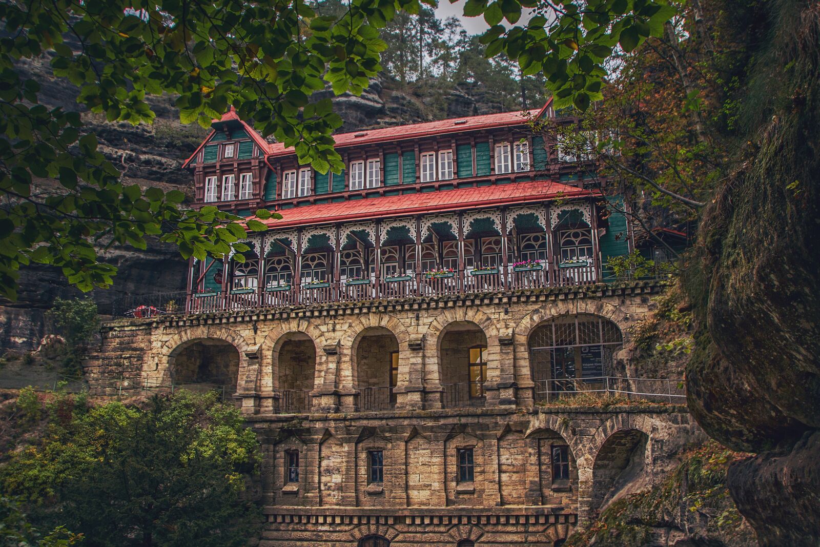 Canon EOS 600D (Rebel EOS T3i / EOS Kiss X5) sample photo. Architecture, travel, old photography