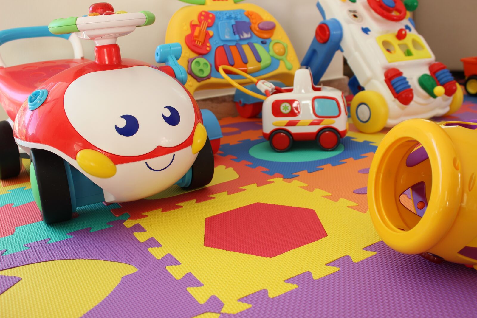 Canon EOS 600D (Rebel EOS T3i / EOS Kiss X5) sample photo. Fun, child, toy photography