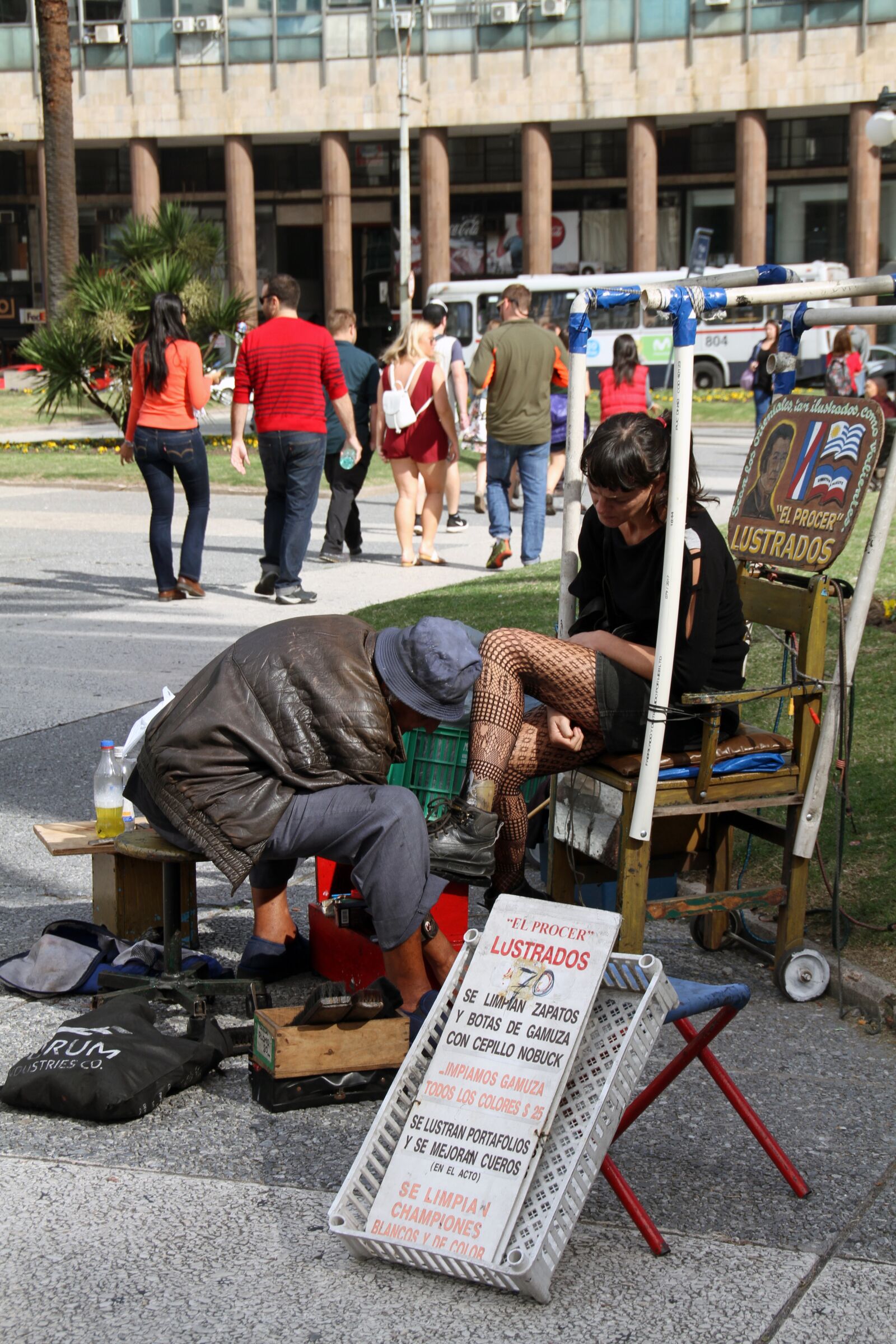 Canon EOS 7D sample photo. Shoeshine man, woman, polish photography