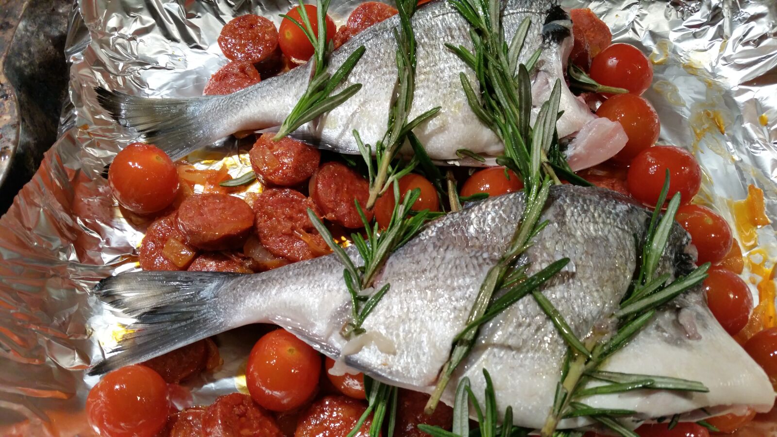 Samsung Galaxy S5 LTE-A sample photo. Family dinner, fish, meal photography