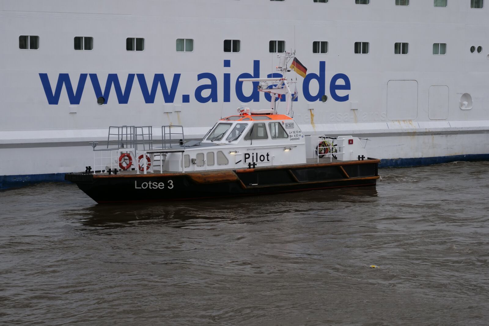 Panasonic Lumix DC-G9 sample photo. Pilot boat, pilot, shipping photography
