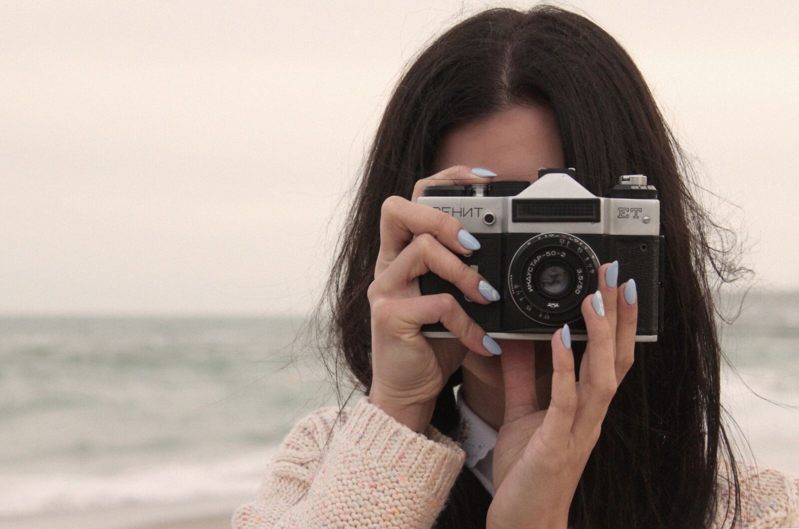 Canon EOS 1100D (EOS Rebel T3 / EOS Kiss X50) sample photo. Girl, camera, sea photography