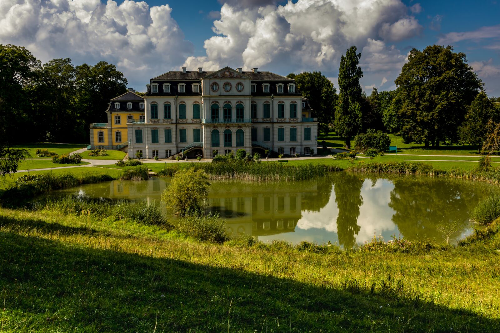 Canon EOS 750D (EOS Rebel T6i / EOS Kiss X8i) sample photo. Castle, water, mirroring photography