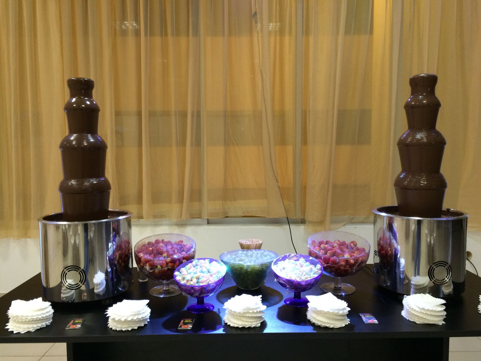 iPhone 5s back camera 4.15mm f/2.2 sample photo. Cascade, chocolate, party photography