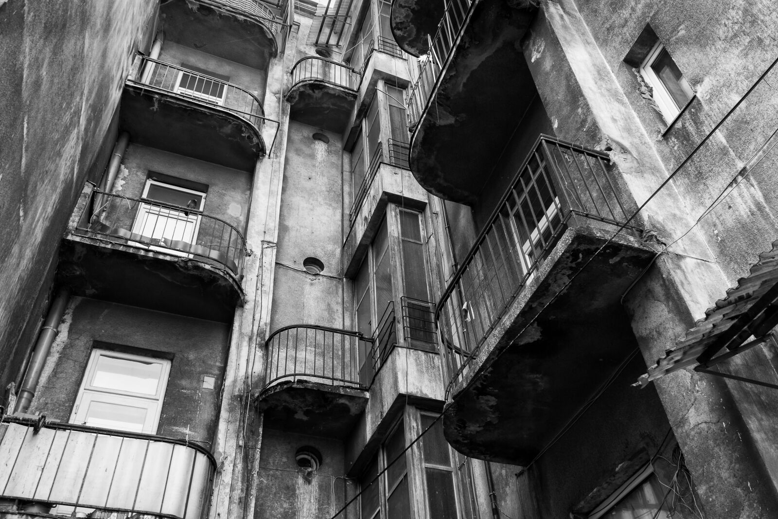Sony a6000 + Sony E PZ 18-105mm F4 G OSS sample photo. Kamienica, building, czaro white photography
