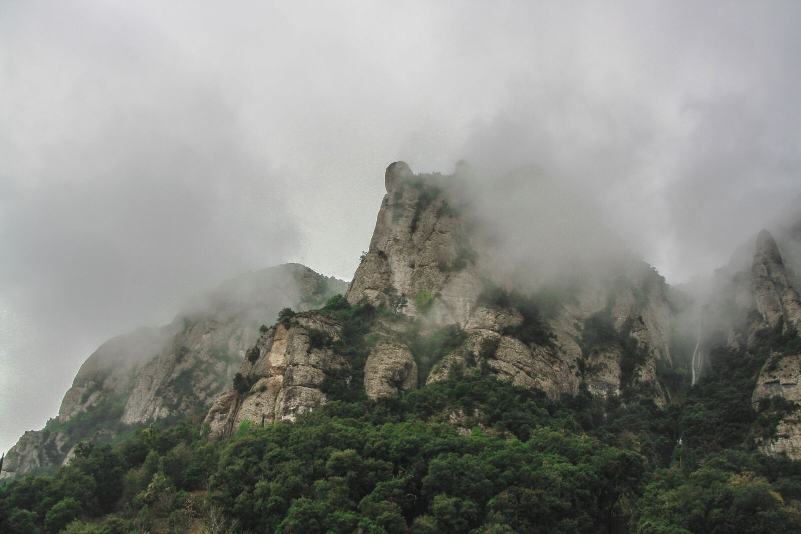 Canon EOS 1000D (EOS Digital Rebel XS / EOS Kiss F) sample photo. Mountain, flog, montserrat photography