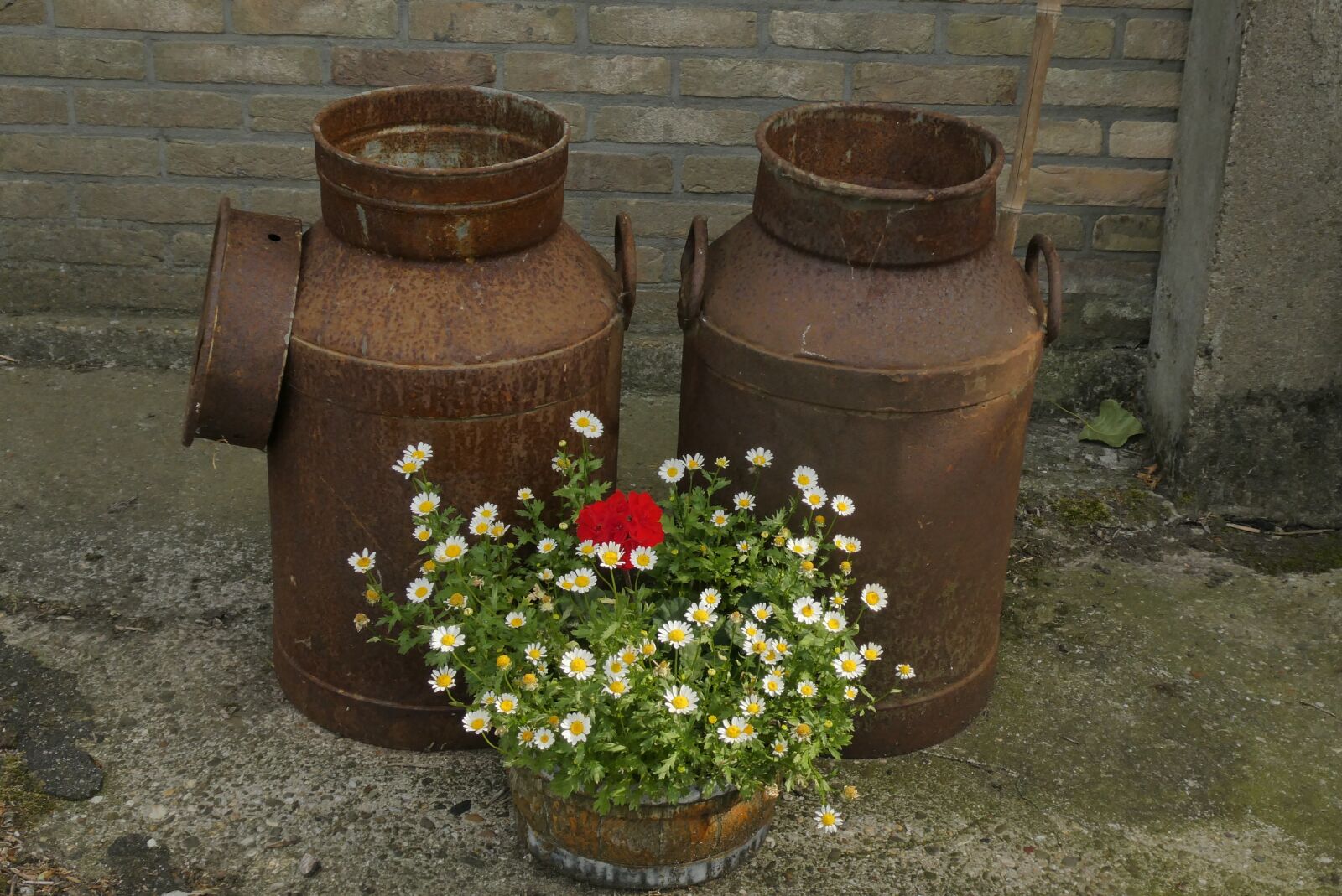 Panasonic Lumix DC-ZS70 (Lumix DC-TZ90) sample photo. Churns, old, antique photography