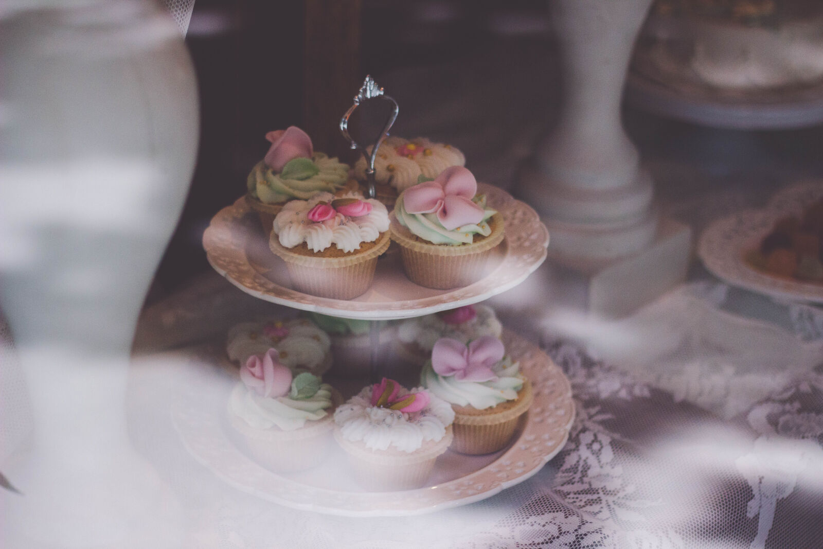 Canon EOS 600D (Rebel EOS T3i / EOS Kiss X5) + Canon EF 50mm F1.8 II sample photo. Beige, white, cupcake, on photography