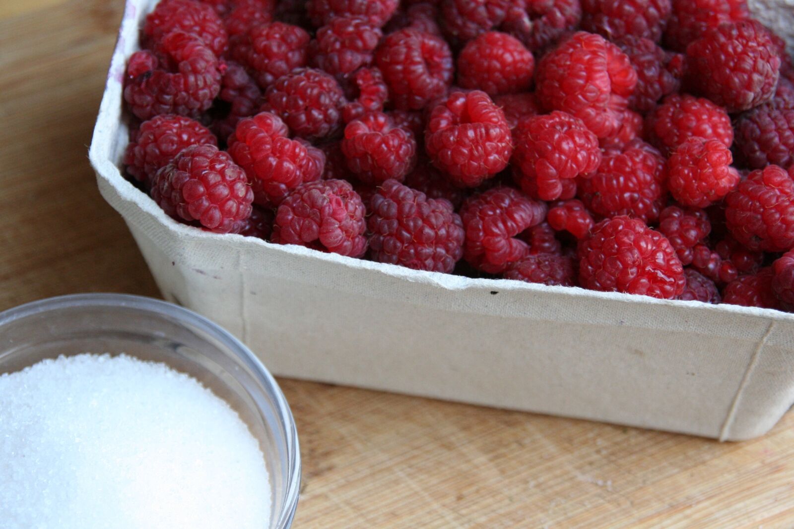 Canon EOS 350D (EOS Digital Rebel XT / EOS Kiss Digital N) sample photo. Raspberries, fruit, preparations photography