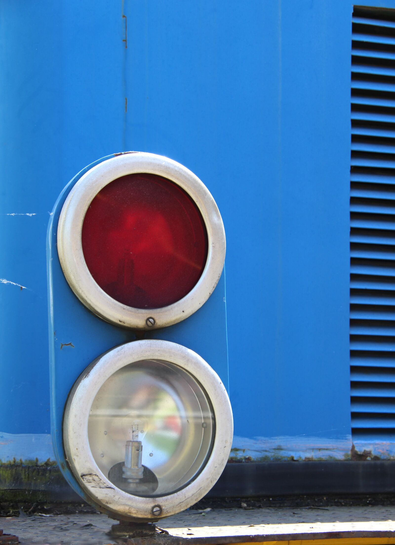 Canon EOS 600D (Rebel EOS T3i / EOS Kiss X5) sample photo. Signal, blue, train photography