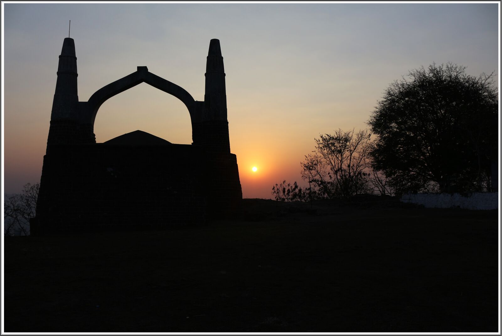 Canon EOS 700D (EOS Rebel T5i / EOS Kiss X7i) sample photo. Kille shivneri fort, sunrise photography