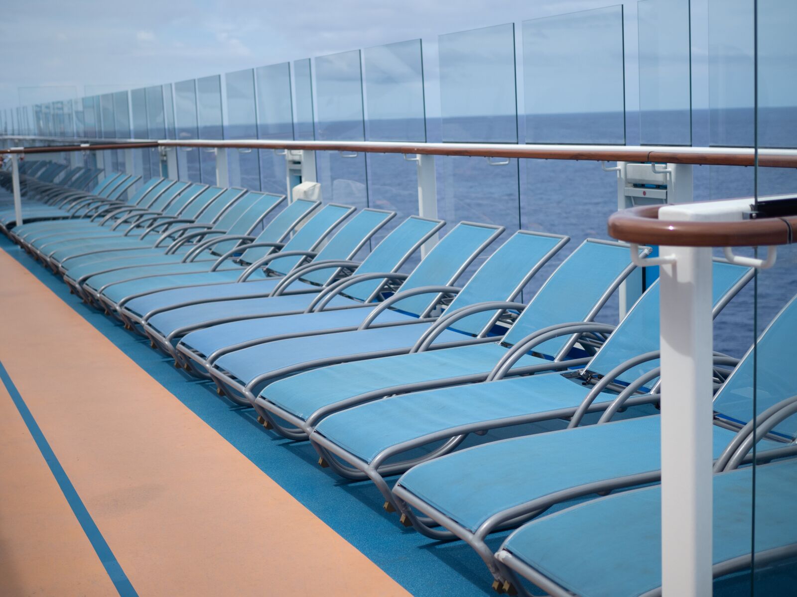 Olympus OM-D E-M1 Mark II + Olympus M.Zuiko Digital 25mm F1.8 sample photo. Lounge, chairs, cruise photography