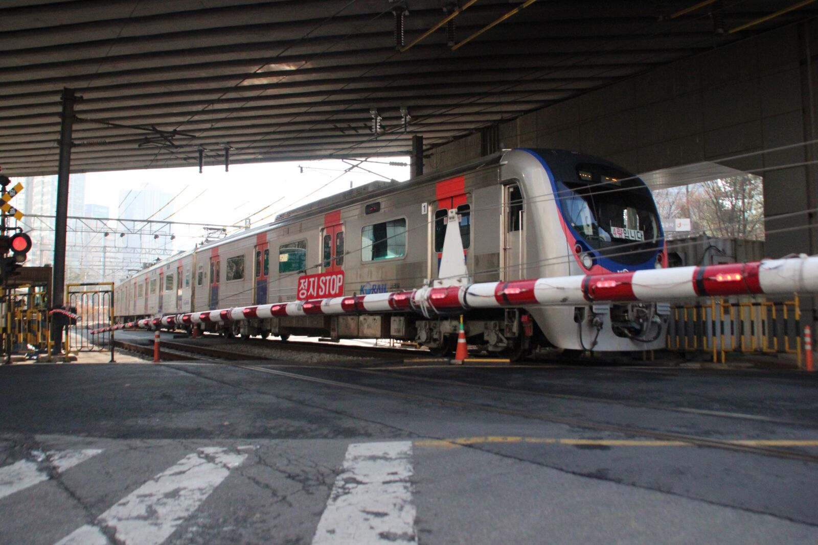 Canon EOS 600D (Rebel EOS T3i / EOS Kiss X5) sample photo. Train, korea, railway photography