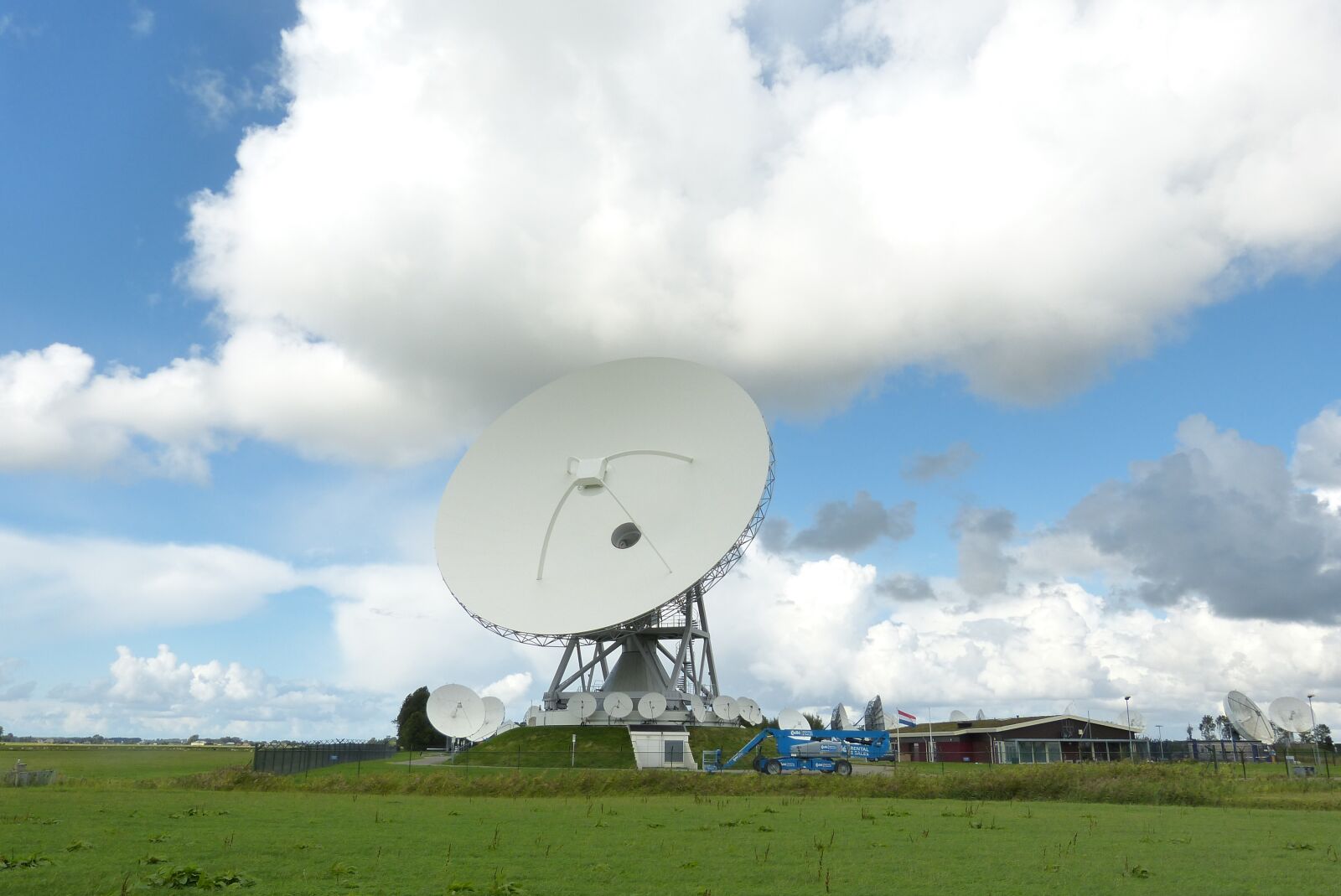Panasonic Lumix DMC-FZ150 sample photo. Landscape, holland, radio bowl photography
